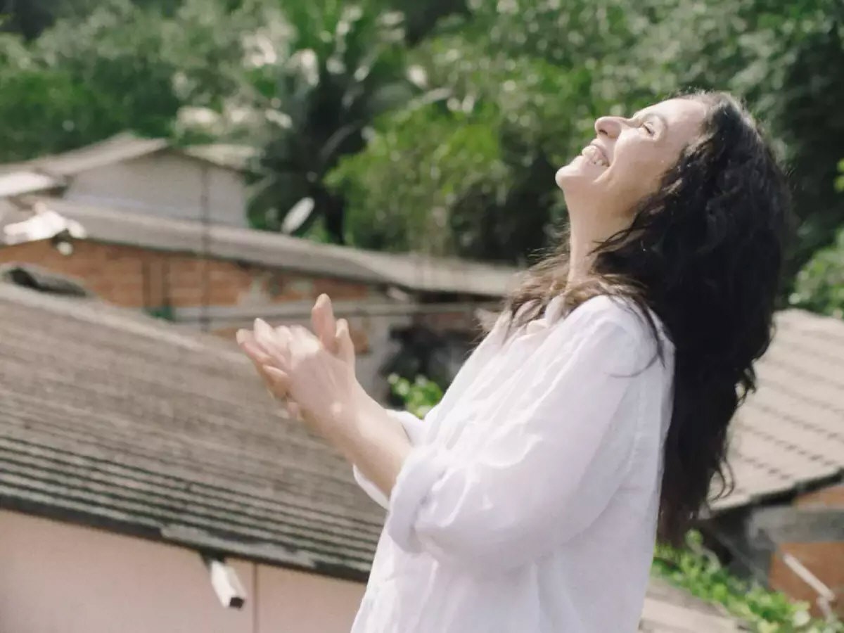 Yara de Novaes encarna Malu Dias, atriz que trabalhou em novelas e peças nas décadas de 70 e 80