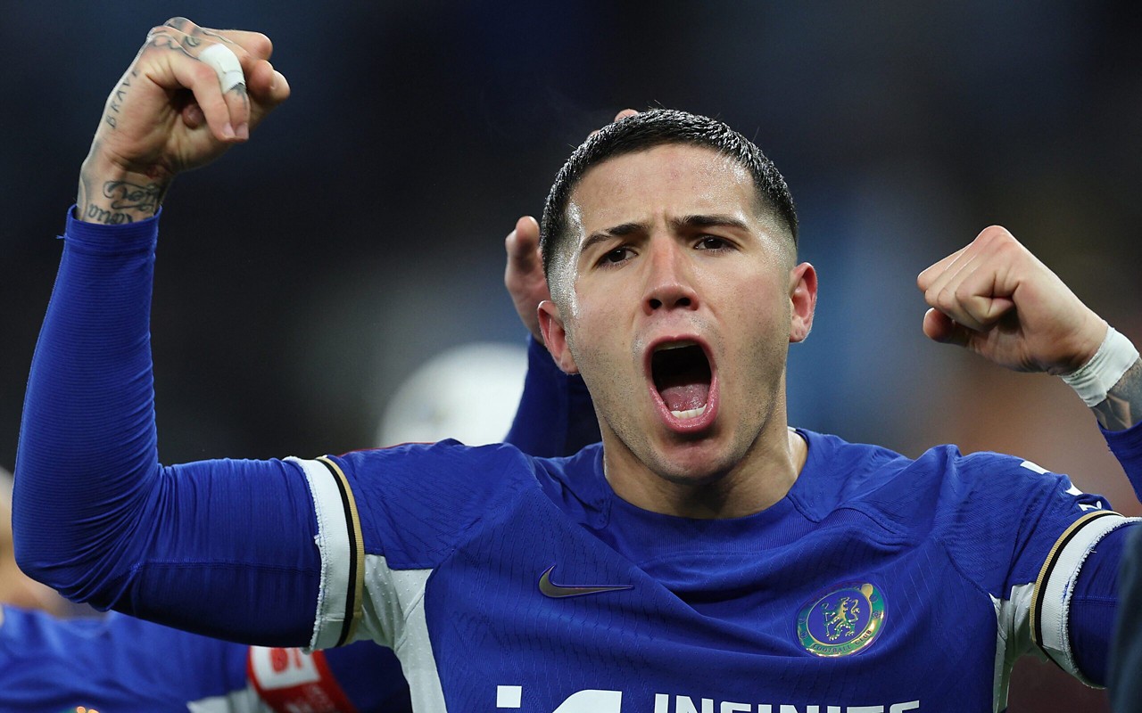 Enzo Fernandez celebra gol marcado contra o Aston Villa, no Villa Park (Photo by Adrian Dennis/AFP)