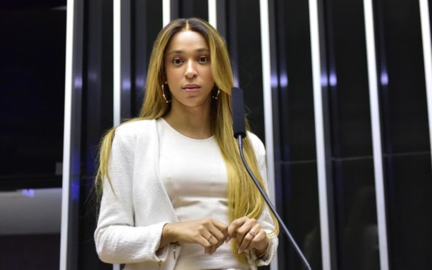 Erika Hilton afirmou que irá processar narrador da Band (Foto: Zeca Ribeiro/Câmara dos Deputados)