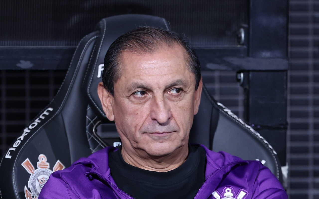 Técnico do Corinthians, Ramón Díaz, durante jogo com o São Bernardo (Foto: Marcello Zambrana/AGIF)