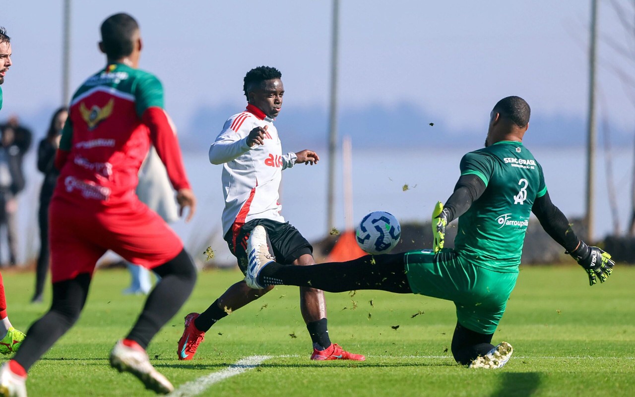 Carbonero volta ao ataque, ao lado de Borré e Wesley (Foto: Ricardo Duarte/SC Internacional)