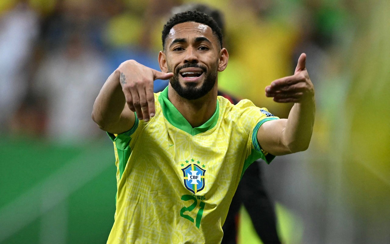 Matheus Cunha durante jogo entre Brasil e Colômbia, pelas Eliminatórias da Copa do Mundo (Foto: Evarisot Sá/AFP)