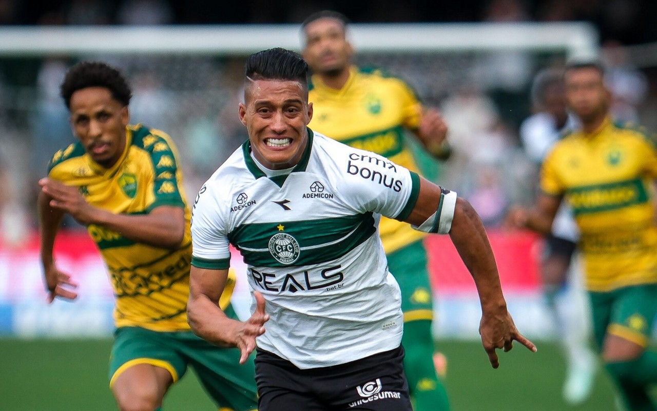 Sebá Gómez se machucou em Coritiba x Cuiabá. Foto: JP Pacheco/Coritiba