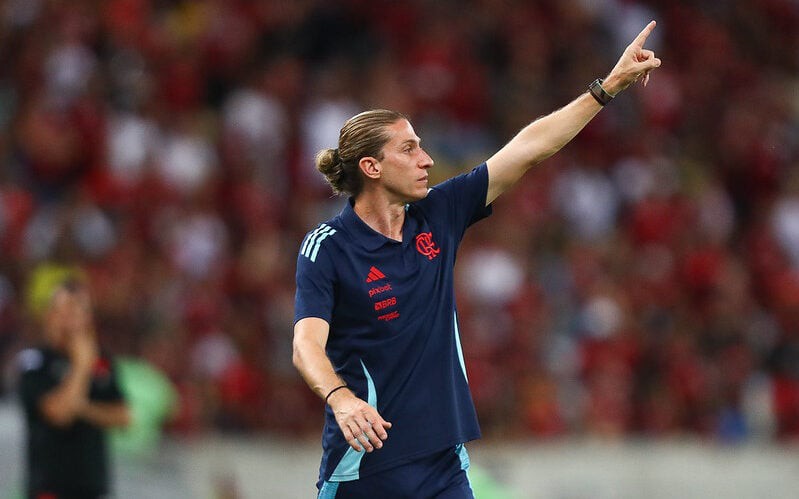 Filipe Luís comanda o Flamengo na beira do campo (Foto: Gilvan de Souza/Flamengo)