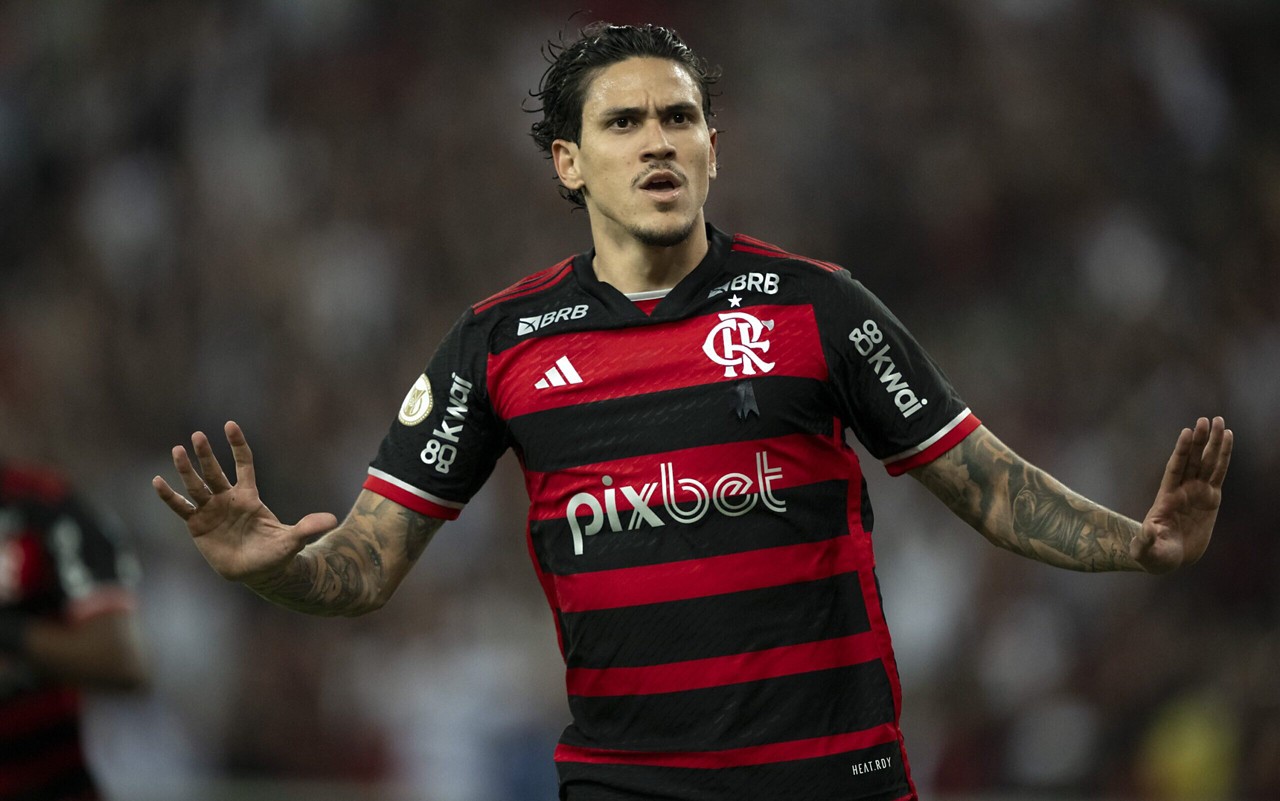 Pedro em ação pelo Flamengo (Foto: AGIF)