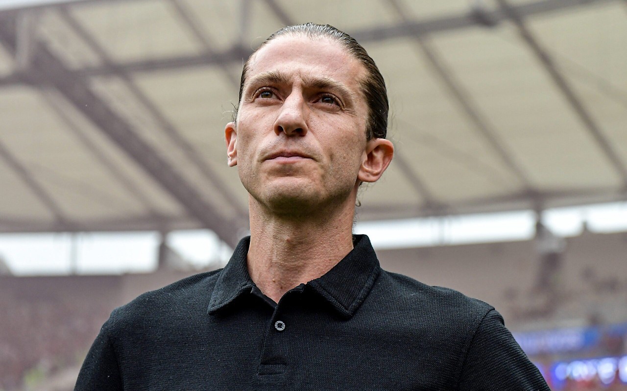 Filipe Luís à beira do campo no comando do Flamengo (Foto: Thiago Ribeiro/AGIF)