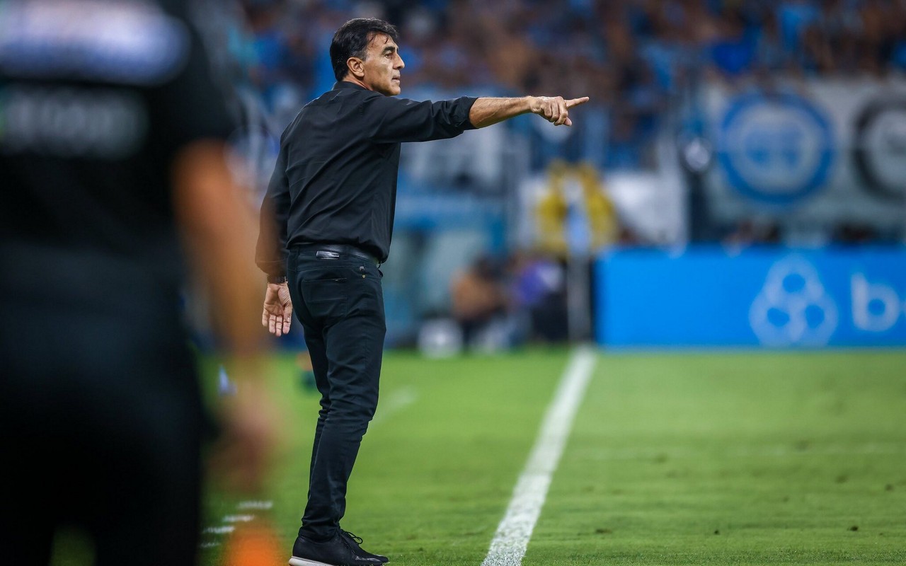 Gustavo Quinteros falou por apenas 10 minutos com os jornalistas (Foto: Lucas Uebel/Grêmio FBPA)
