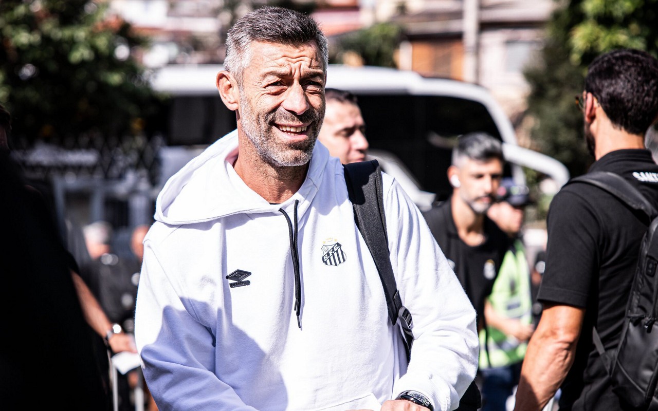 Pedro Caixinha está pressionado no comando do Santos (Foto: Raul Baretta/Santos FC)