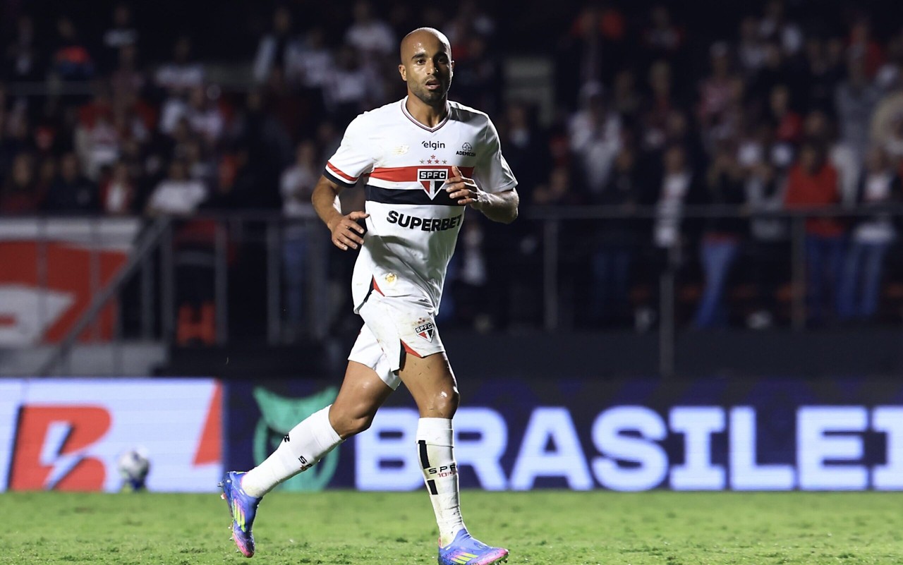 Lucas Moura volta a jogar na Copa Libertadores após sete semanas lesionado (Foto: Marcello Zambrana/AGIF)