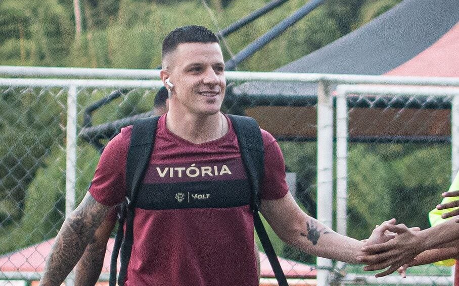 Renato Kayzer em chegada ao Barradão (Foto: Victor Ferreira / EC Vitória)