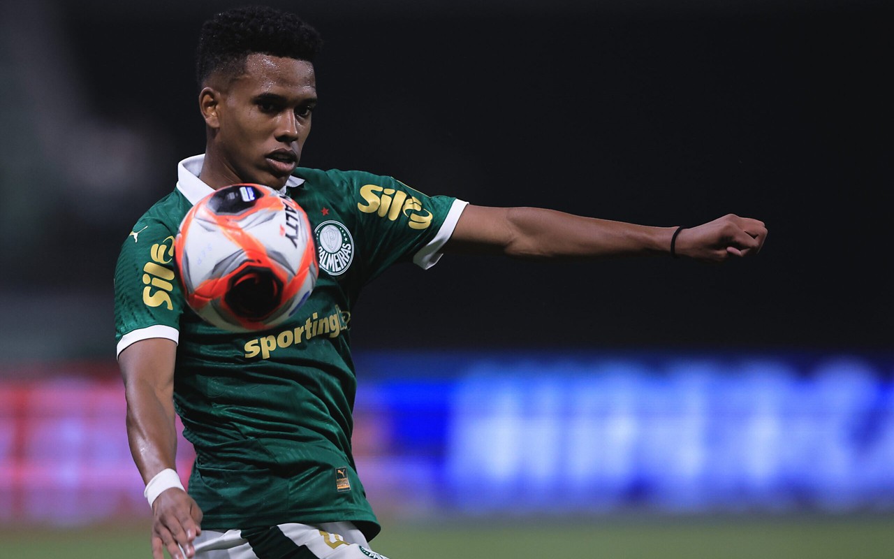 Estêvão em partida do Palmeiras (Foto: Ettore Chiereguini/AGIF)