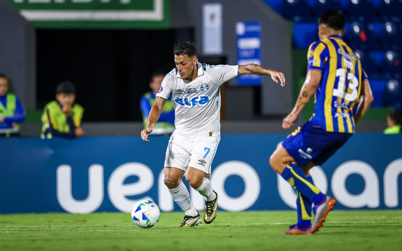 Pavón com a bola no jogo entre Grêmio e Sportivo Luqueño pela Copa Sul-Americana. (Foto: Lucas Uebel/Grêmio FBPA)