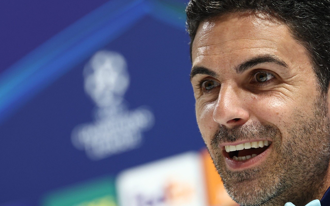 Mikel Arteta em coletiva antes do duelo entre Arsenal e PSG, pela Champions League (Foto: Franck Fife / AFP)