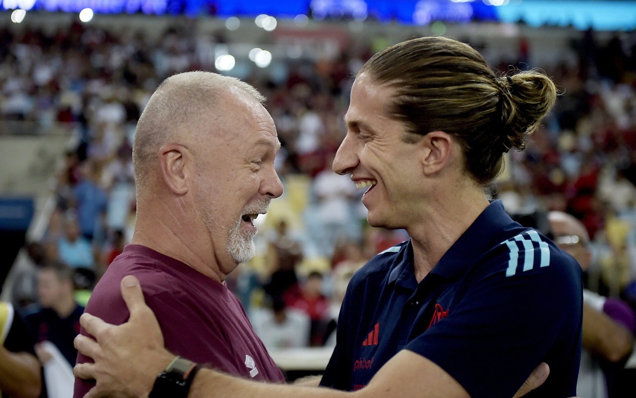 FlamenMano Menezes e Filipe Luís se cumprimentam antes do clássico entre Flamengo e Fluminense pelo jogo de ida da final do Campeonato Carioca (Foto: Alexandre Loureiro/AGIF)