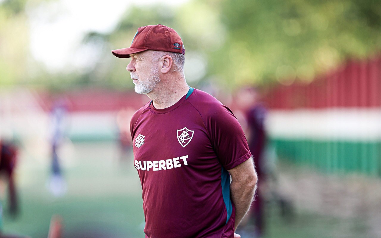 Mano Menezes observa treino do Fluminense antes do jogo contra o Bangu, pelo Campeonato Carioca (Foto: Marina Garcia/Fluminense FC)