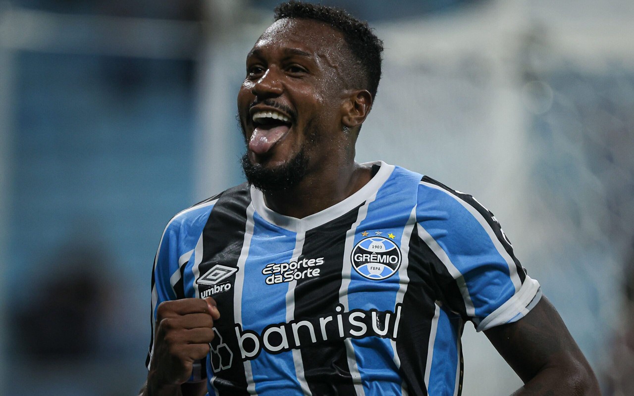 Edenílson comemora gol pelo Grêmio. (Foto: Maxi Franzoi/AGIF)