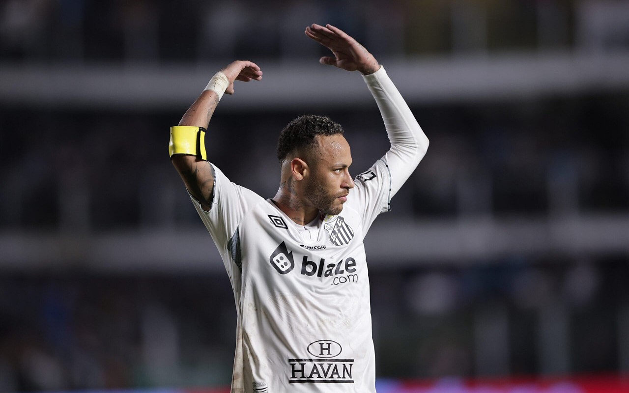 Neymar em campo pelo Santos (Foto: Ettore Chiereguini/AGIF)