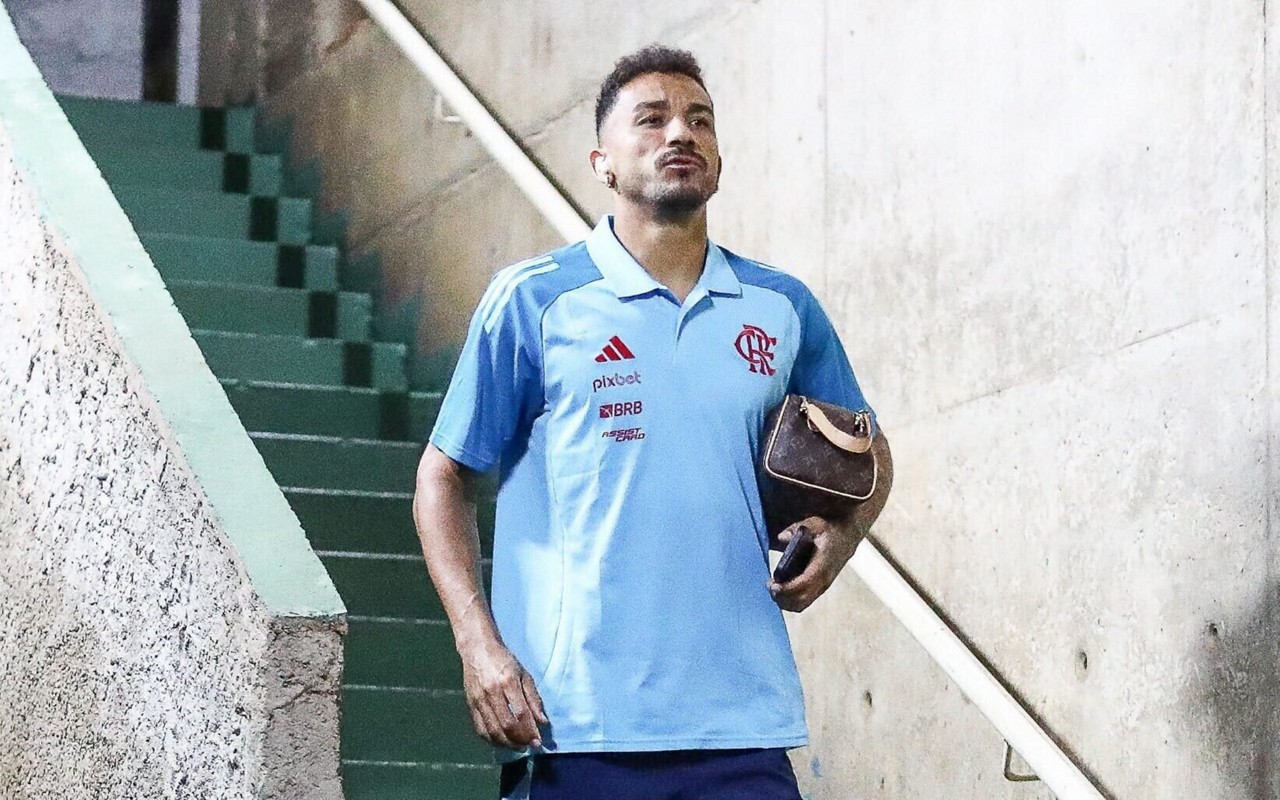 Danilo na chegada do Flamengo para a partida contra a Portuguesa -RJ (Foto: Gilvan de Souza/Flamengo)