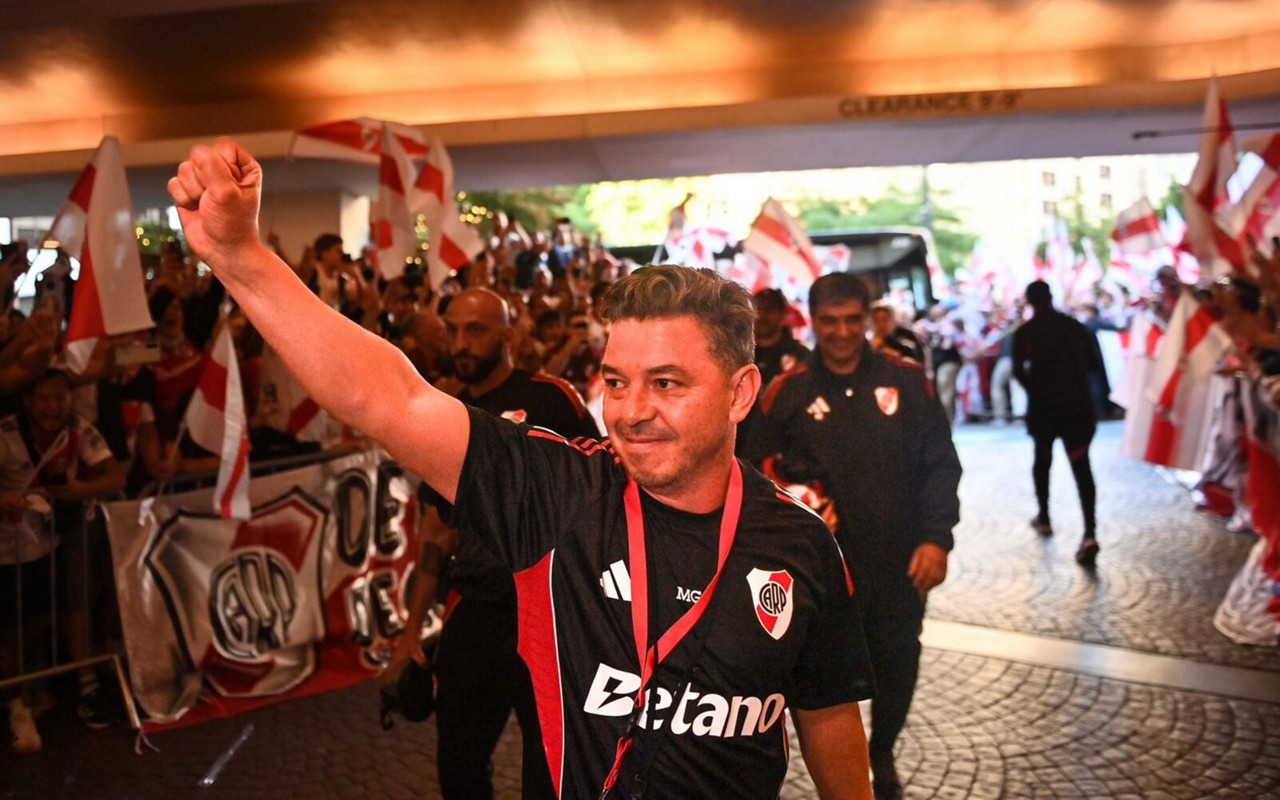 Gallardo na chegada para o jogo de estreia do Mundial (Foto; Reprodução/X)