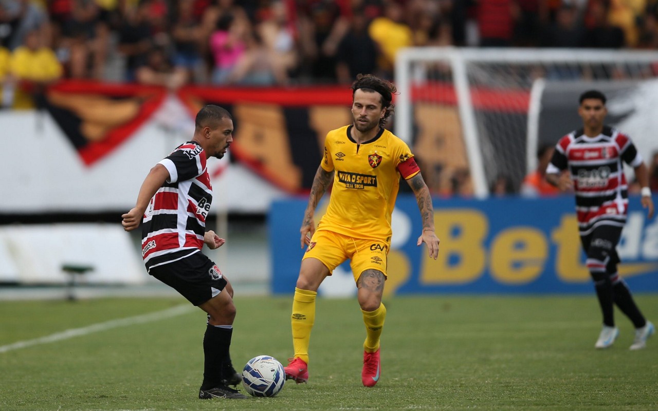 Lance durante a partida entre Santa Cruz e Sport no Estadio do Arruda em Recife (PE), pelo Campeonato Pernambucano 2025. (Foto: Marlon Costa/AGIF)