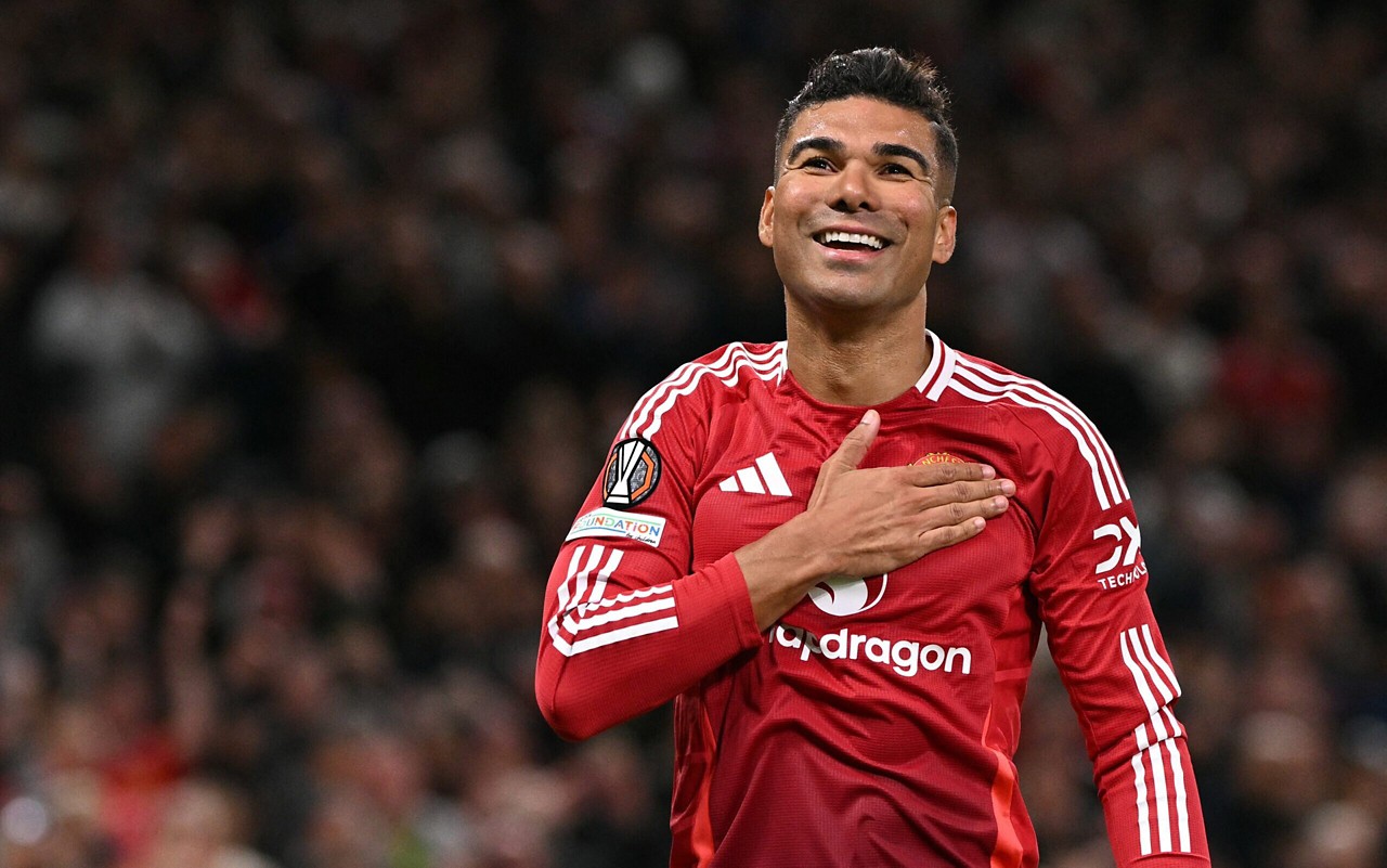 Casemiro celebra gol com a camisa do Manchester United diante do Athletic Bilbao (Foto: Oli Scarff/AFP)