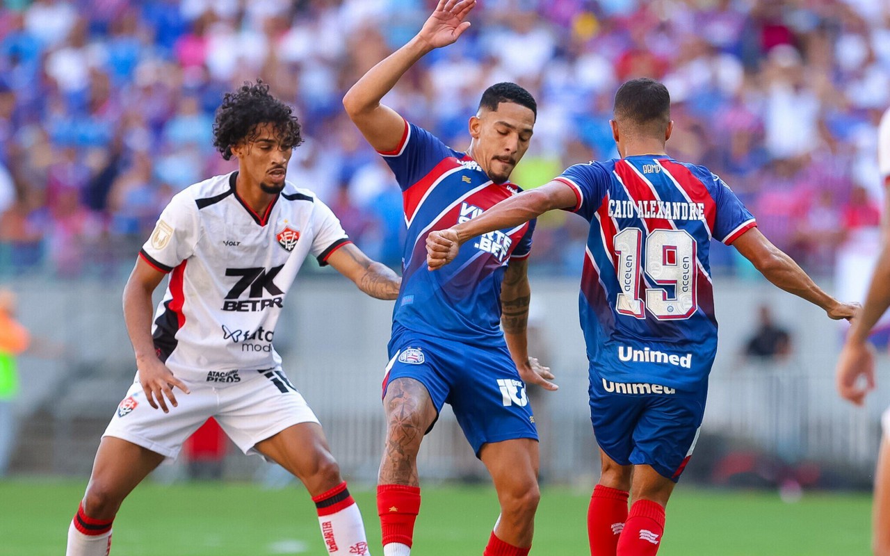 Caio Alexandre e Raúl Cáceres durante o primeiro Ba-Vi da final do Campeonato Baiano 2025