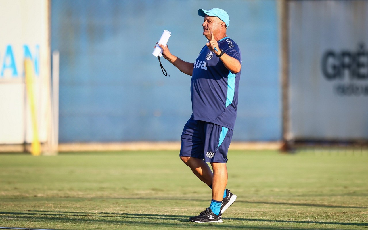 James Freitas, técnico interino, orienta jogadores do Grêmio em treinamento. (Foto: Lucas Uebel/Grêmio FBPA)