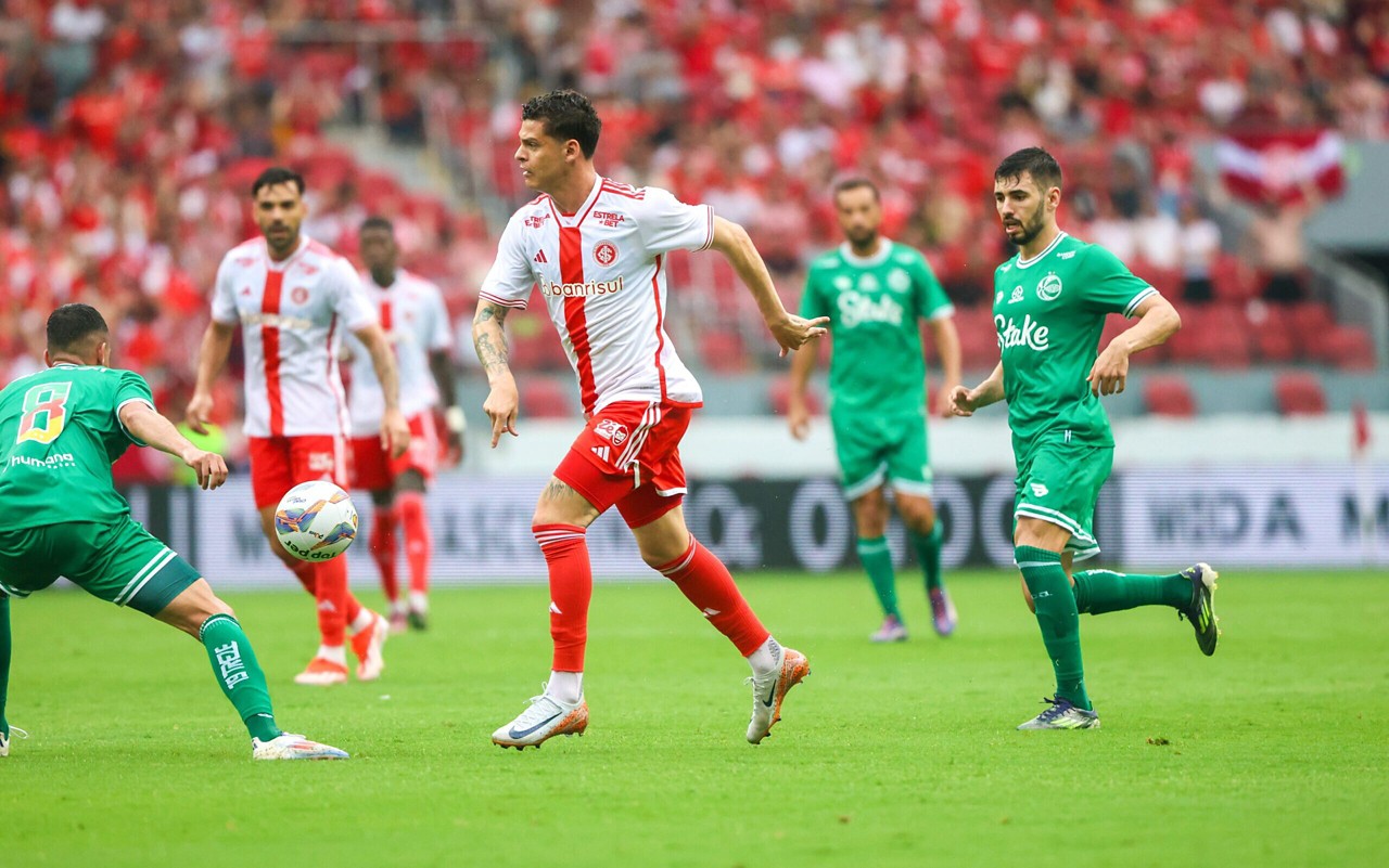 Ronaldo começa a partida no lugar de Fernano (Foto: Ricardo Duarte/SC Internacional)
