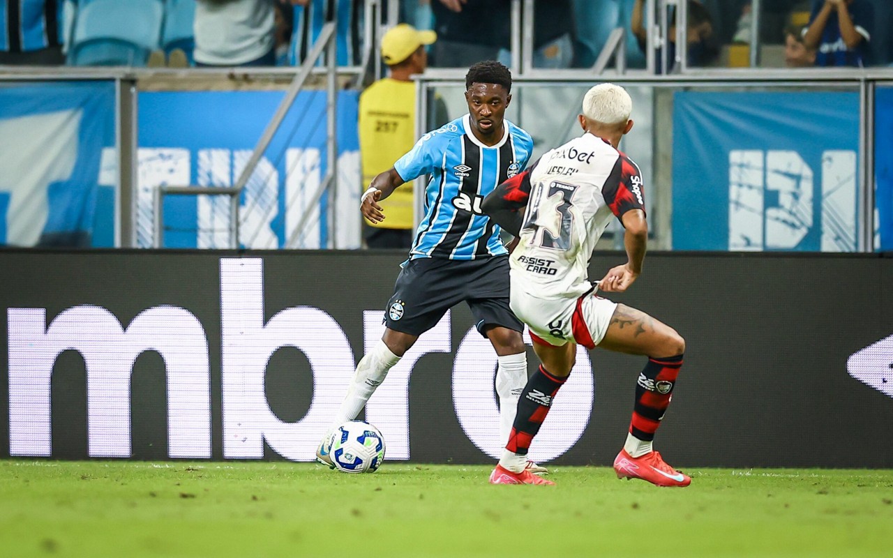 Amuzu com a bola na derrota do Grêmio para o Flamengo. (Foto: Lucas Uebel/Grêmio FBPA)