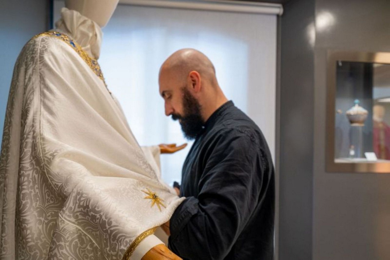 Filippo Sorcinelli conferindo veste papal