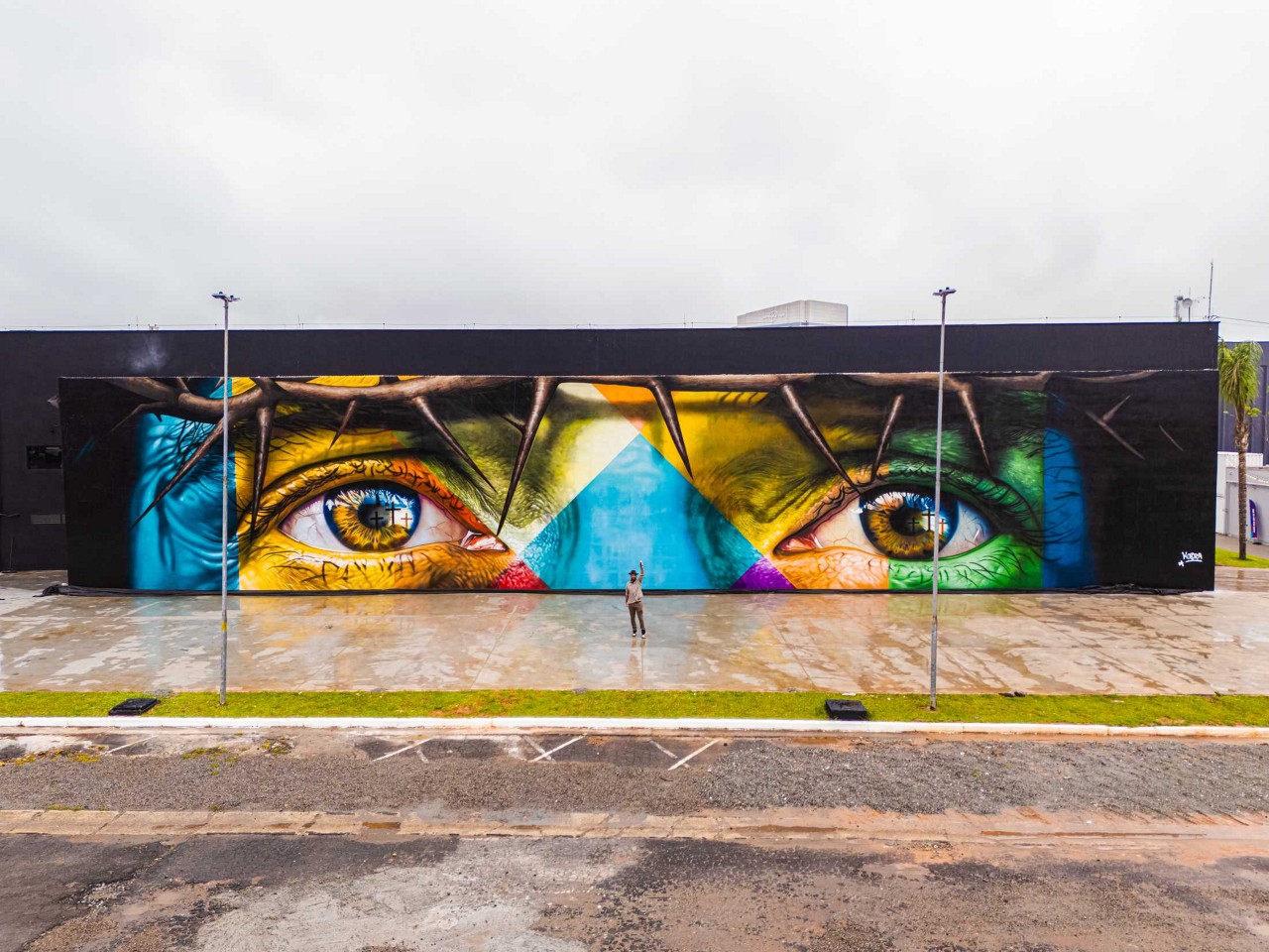 Eduardo Kobra pintou o mural “Jesus”, em Alphaville, São Paulo