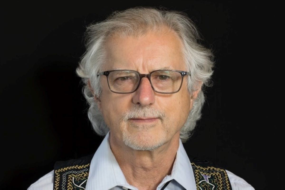 Stephen Gray é escritor e educador
