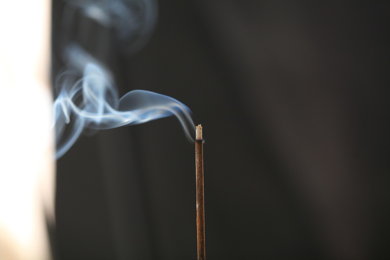 Incensos figuram entre as formas mais utilizadas para afastar energias negativas e atrair pensamentos positivos