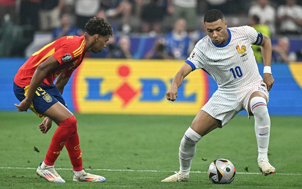 Espanha vence a França por 2 a 1 na semifinal da Euro 2024: mais um capítulo na equilibrada história entre as seleções. (JAVIER SORIANO / AFP)