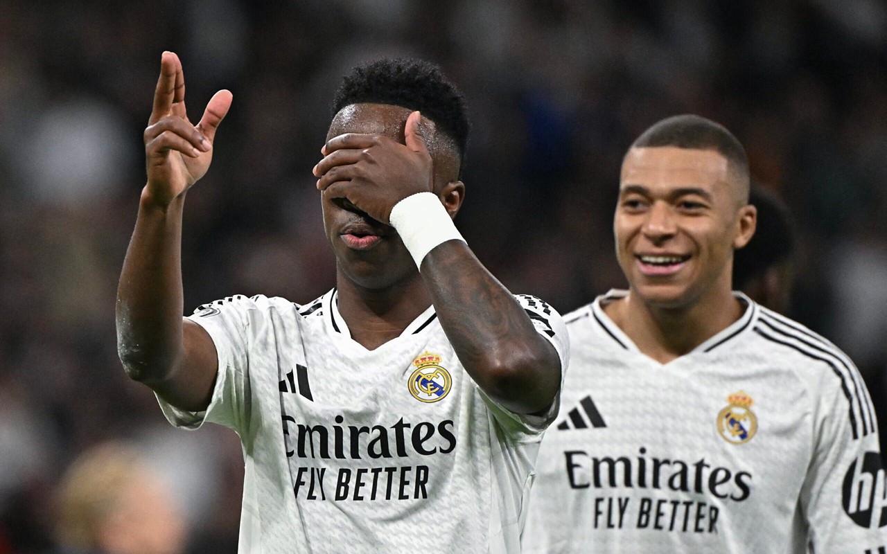 Vini Jr comemora doblete pelo Real Madrid na Champions League (Foto: Pierre-Philippe Marcou/AFP)