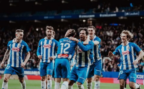 Jogadores do Espanyol comemorando gol