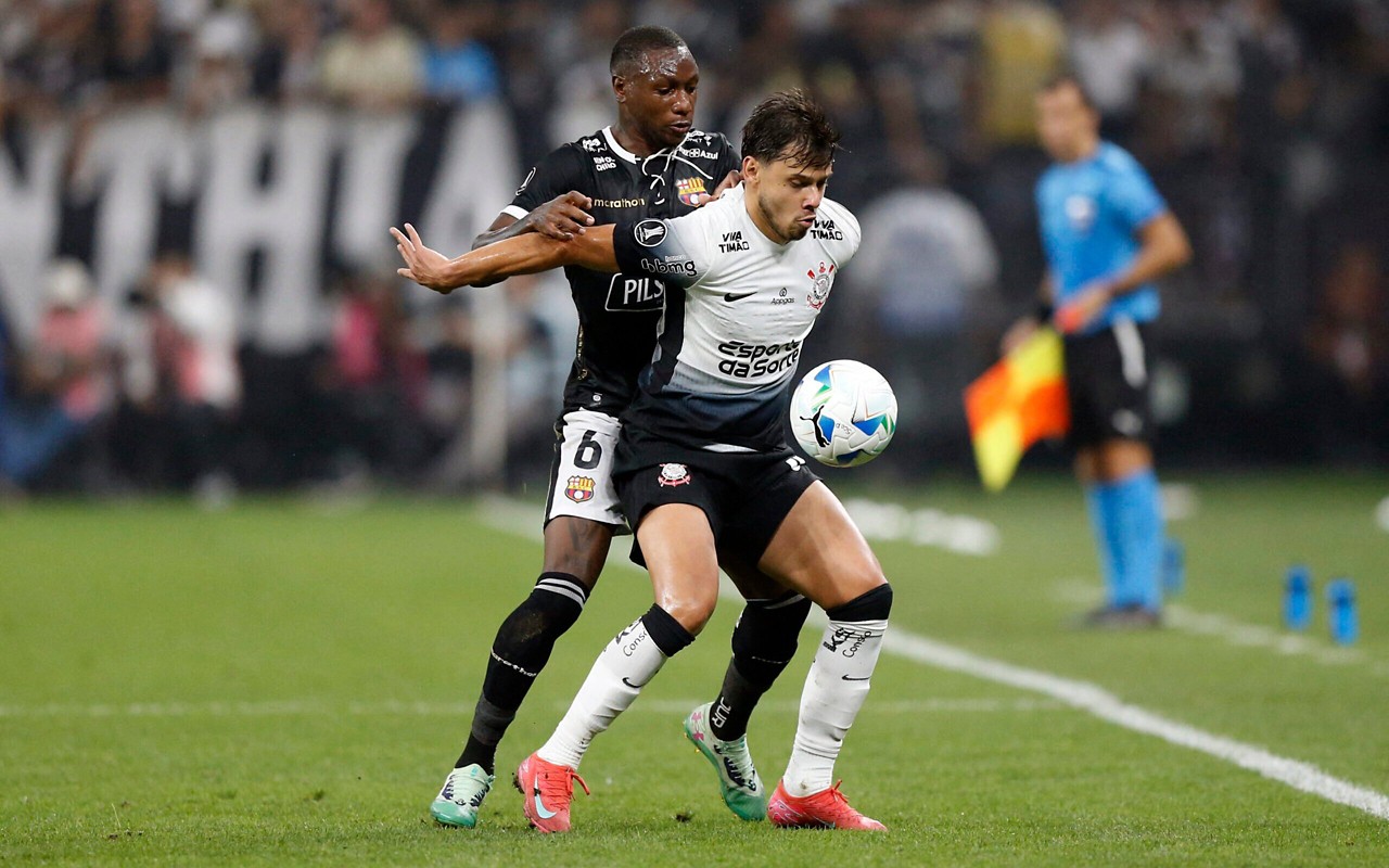 Corinthians e Barcelona de Guayaquil decidiram vaga na fase de grupos da Libertadores (Foto: Miguel Schincariol / AFP)