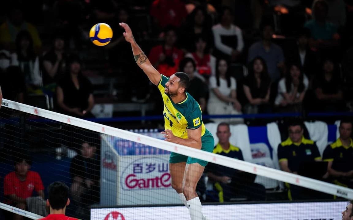 Alan em ação pela Seleção Brasileira de vôlei (Foto: Divulgação / FIVB)