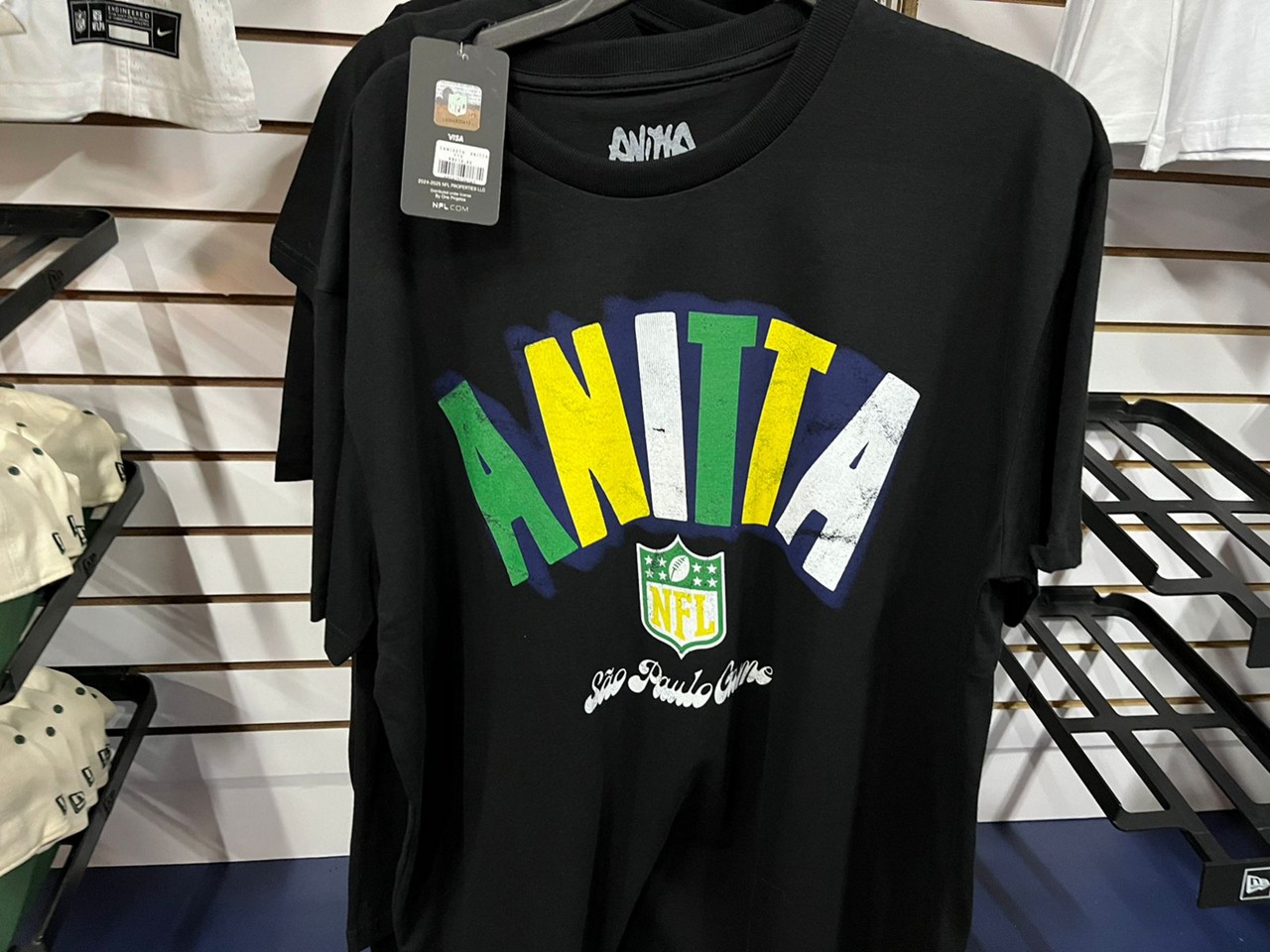 Loja ofcial da NFL vende produtos da Anitta no jogo em São Paulo; cantora vai se apresentar no intervalo