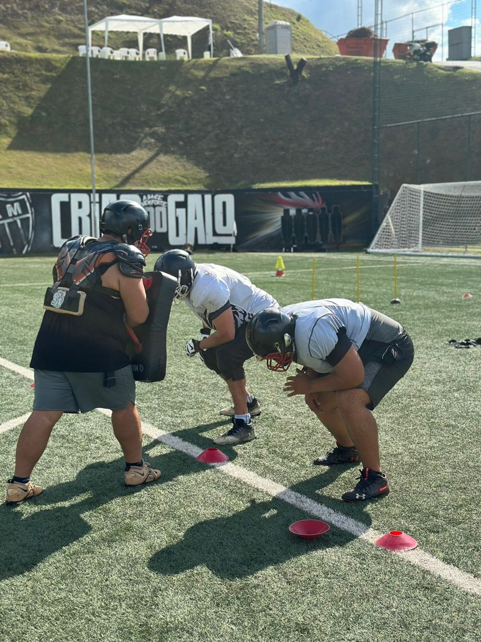 Equipe de futebol americano ou por treinamentos na Cidade do Galo