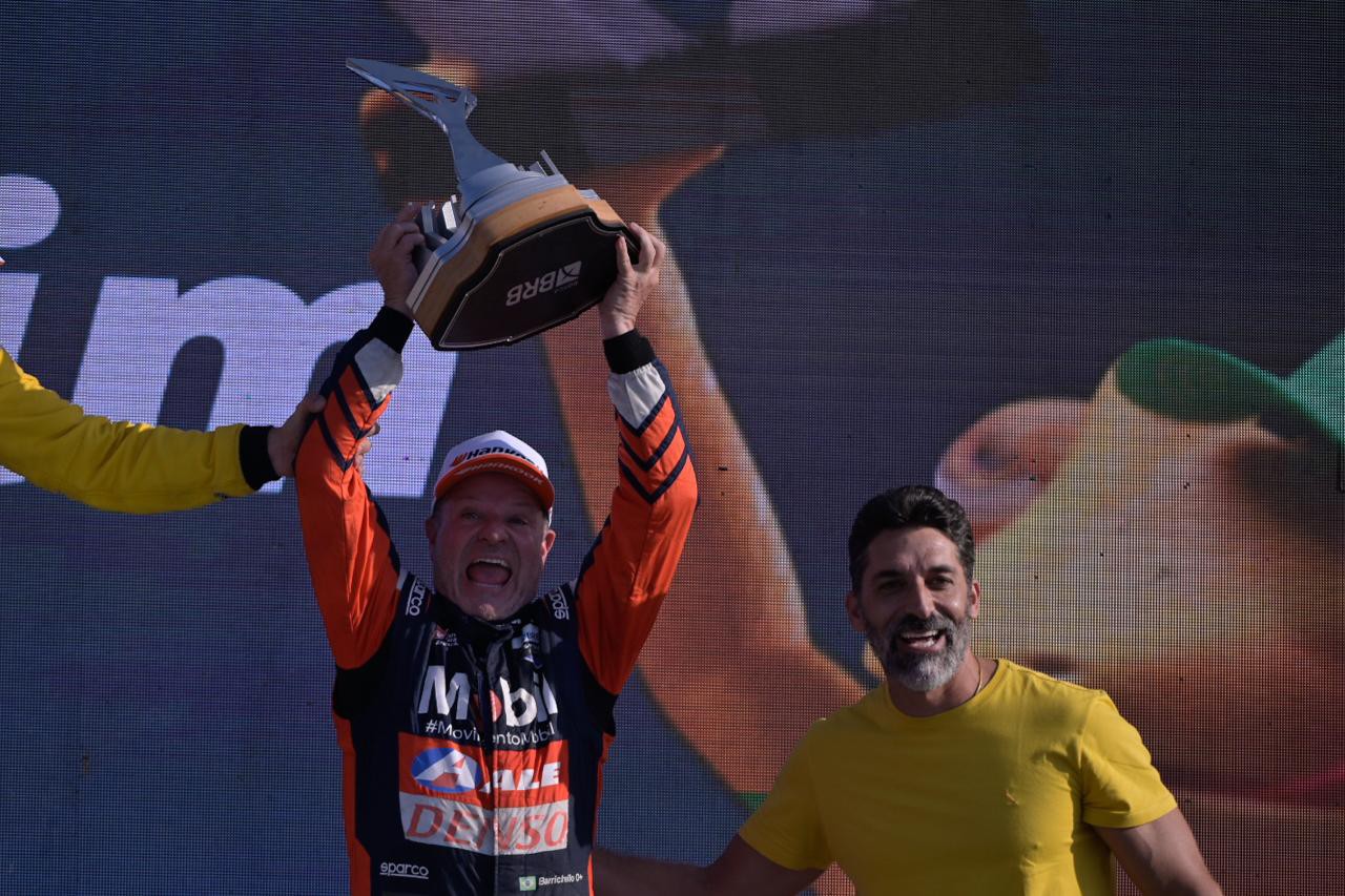 Rubens Barichello, piloto da Stock Car, ergue troféu ao lado de Filipe Ferraz, técnico do Sada Cruzeiro