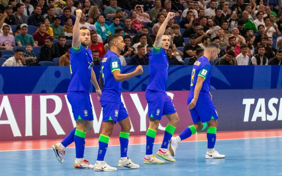 Jogadores da seleção brasileira de futsal comemoram a vaga na final da Copa do Mundo