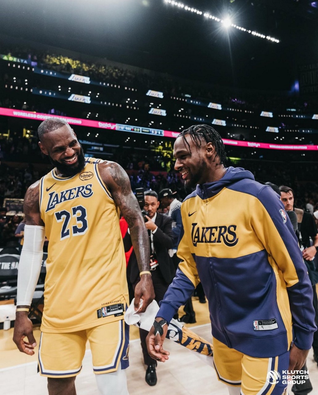 Bronny James ao lado do pai Lebron na NBA