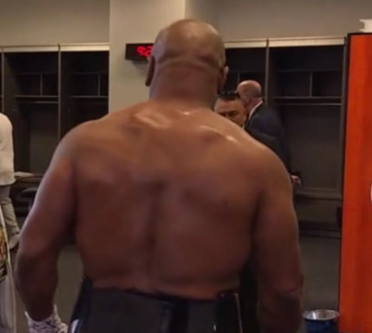 Ex-campeão mundial dos pesos-pesados de boxe, Mike Tyson, aparece no vestiário  