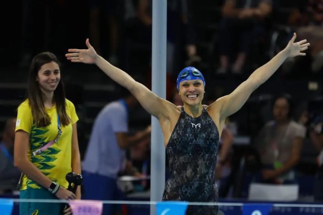 A nadadora venceu a prova dos 100m costas da classe S12 (para atletas com deficiência visual pequena)