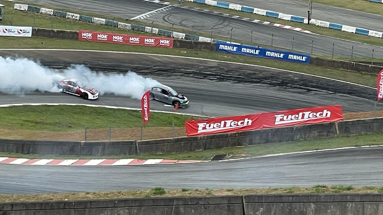 Carros competem na primeira etapa do Ultimate Drift, na grande Beagá