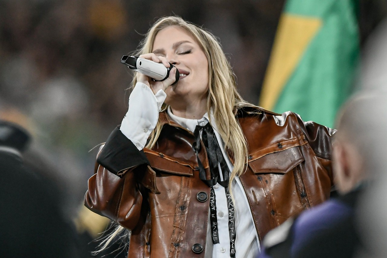 Luísa Sonza canta o hino nacional brasileiro antes de jogo da NFL em São Paulo