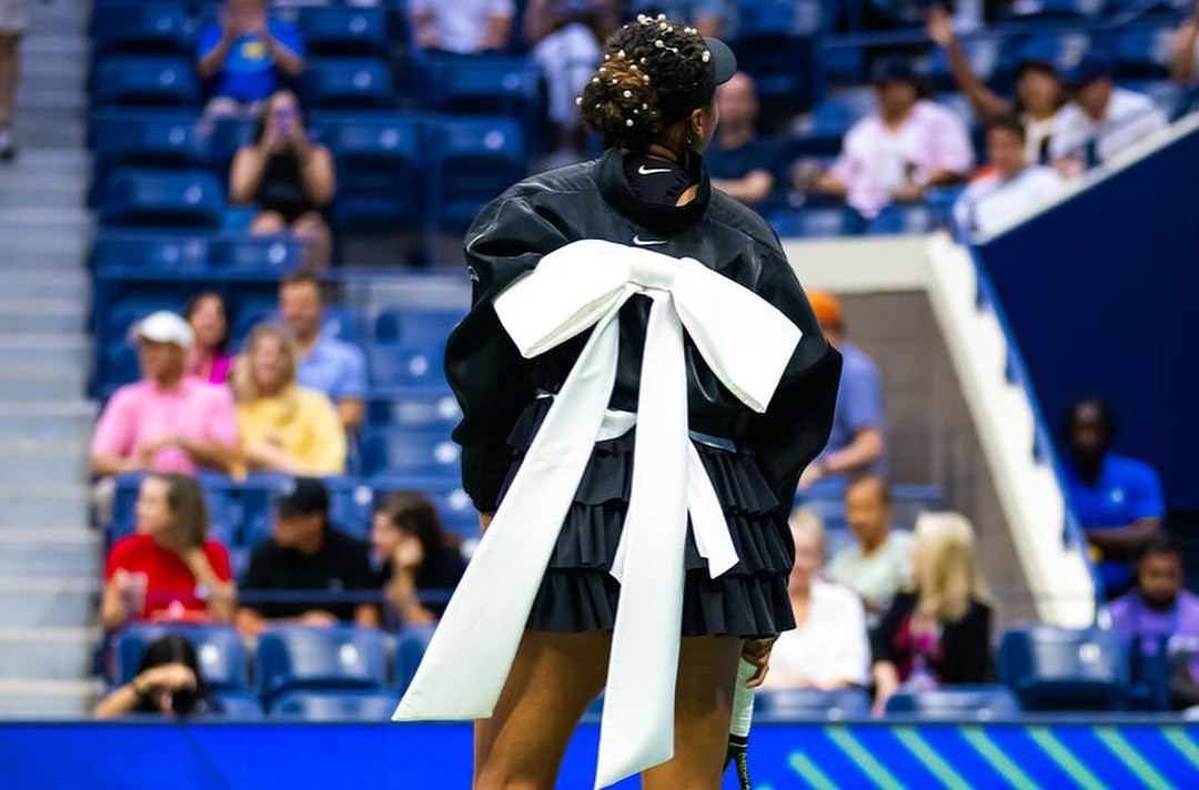 Naomi Osaka criou um look inspirado nas roupas dos animes, com um grande laço atrás da camisa