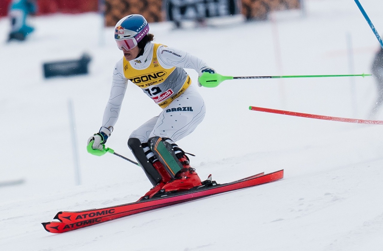 Lucas Pinheiro Braathen cruza linha de chegada no Mundial 2025 