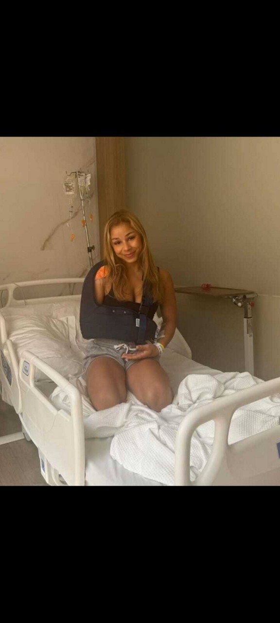 Flavia Saraiva postou foto ainda no quarto do hospital, com o ombro direito imobilizado